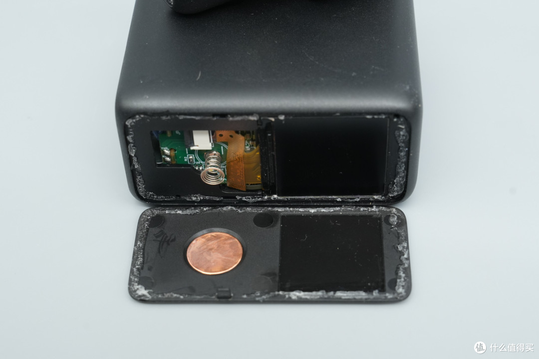 拆解报告:泓富电子140W 3C1A智能屏显氮化镓充电器