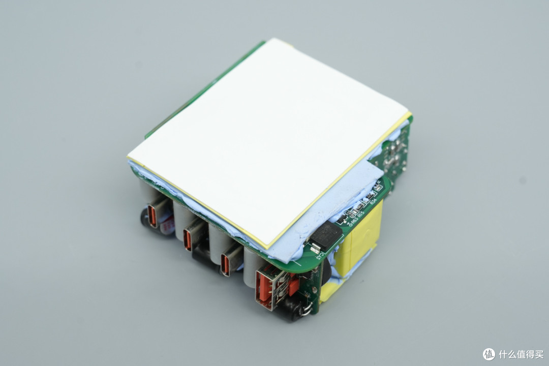 拆解报告:泓富电子140W 3C1A智能屏显氮化镓充电器