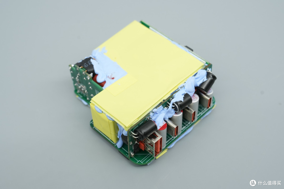 拆解报告:泓富电子140W 3C1A智能屏显氮化镓充电器
