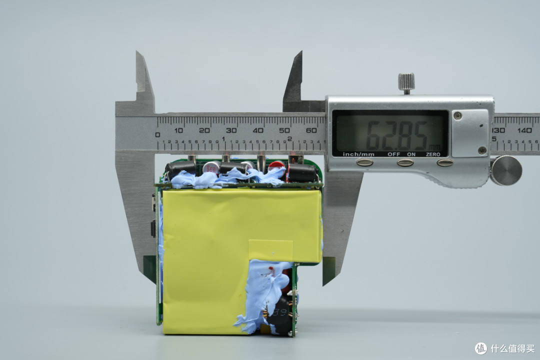拆解报告:泓富电子140W 3C1A智能屏显氮化镓充电器