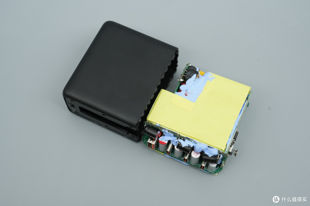 拆解报告:泓富电子140W 3C1A智能屏显氮化镓充电器