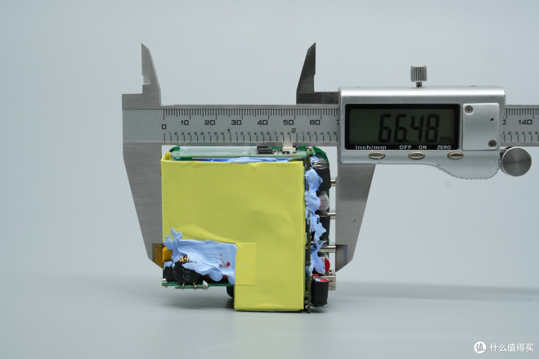 拆解报告:泓富电子140W 3C1A智能屏显氮化镓充电器