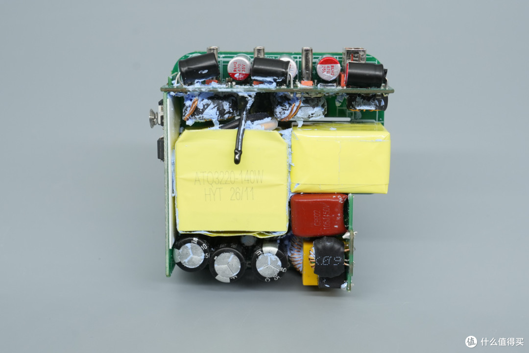 拆解报告:泓富电子140W 3C1A智能屏显氮化镓充电器