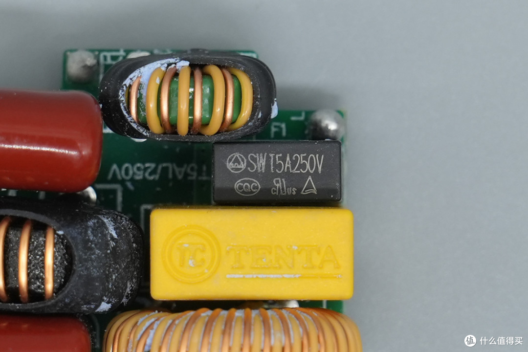 拆解报告:泓富电子140W 3C1A智能屏显氮化镓充电器