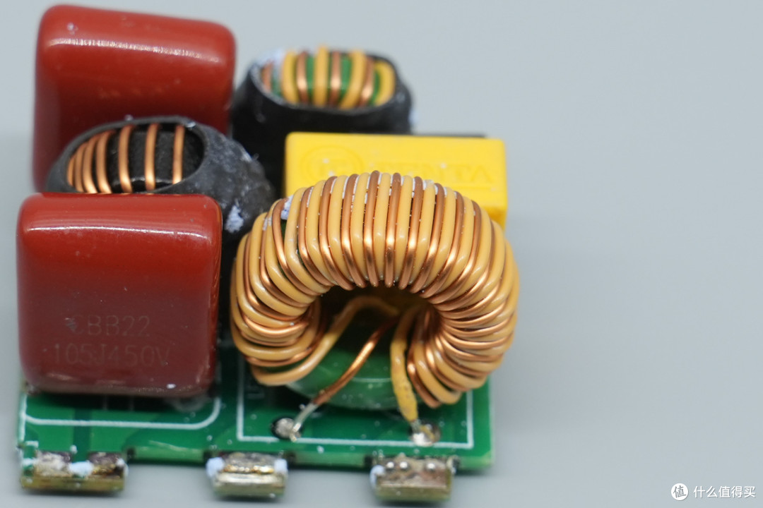 拆解报告:泓富电子140W 3C1A智能屏显氮化镓充电器