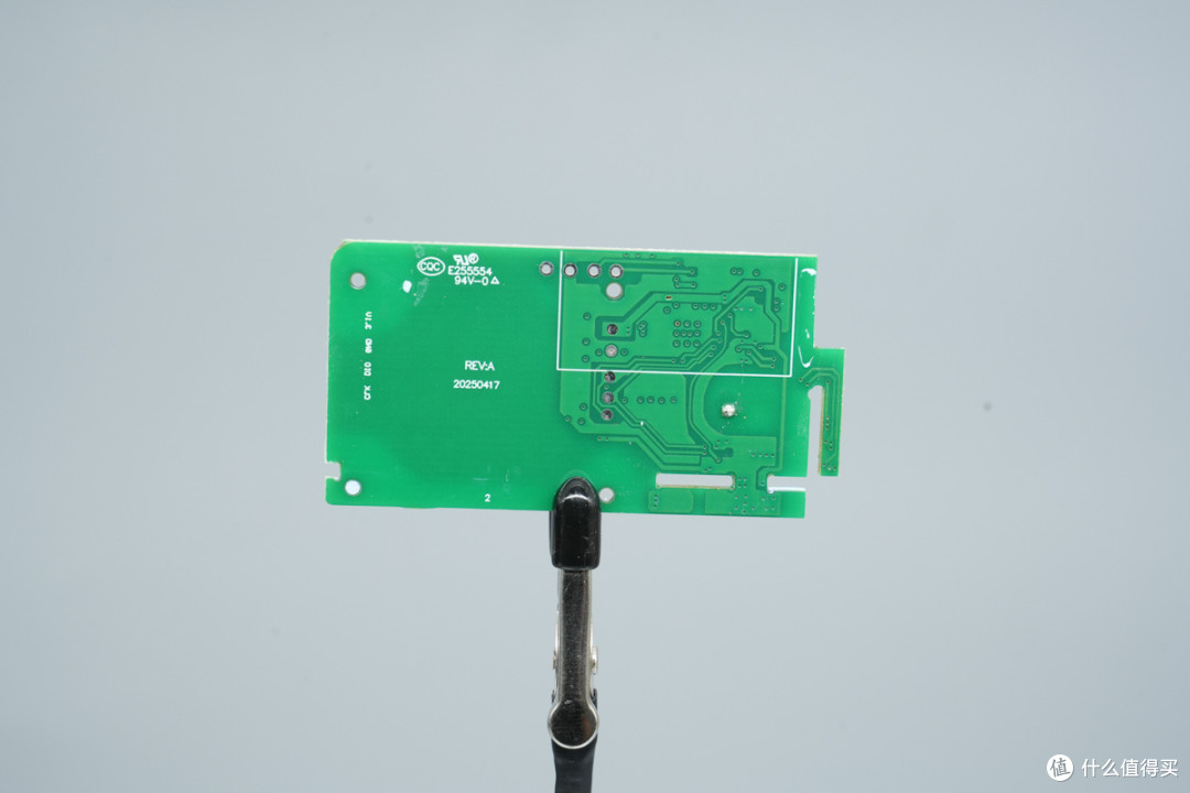 拆解报告:泓富电子140W 3C1A智能屏显氮化镓充电器