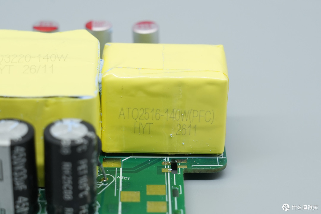 拆解报告:泓富电子140W 3C1A智能屏显氮化镓充电器