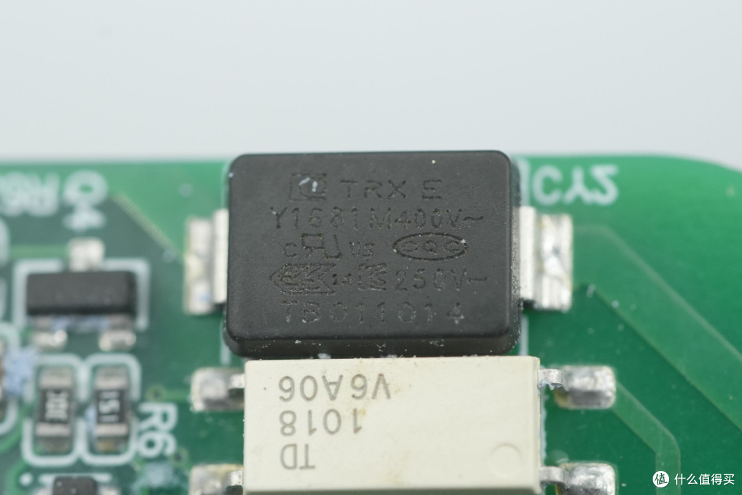 拆解报告:泓富电子140W 3C1A智能屏显氮化镓充电器