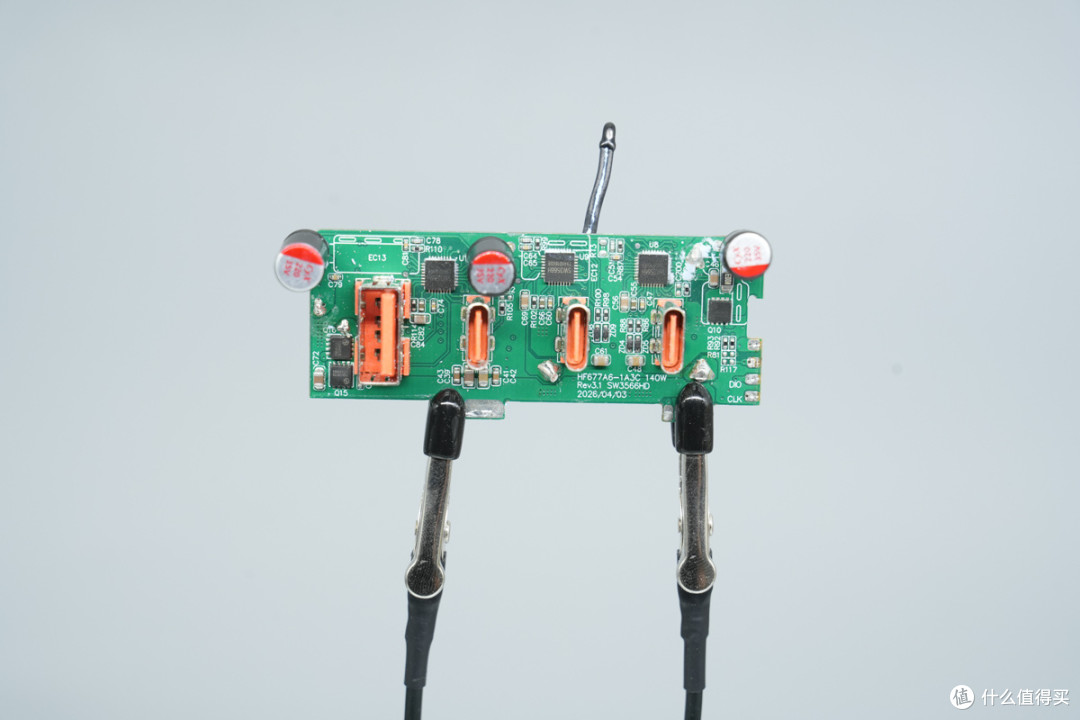 拆解报告:泓富电子140W 3C1A智能屏显氮化镓充电器