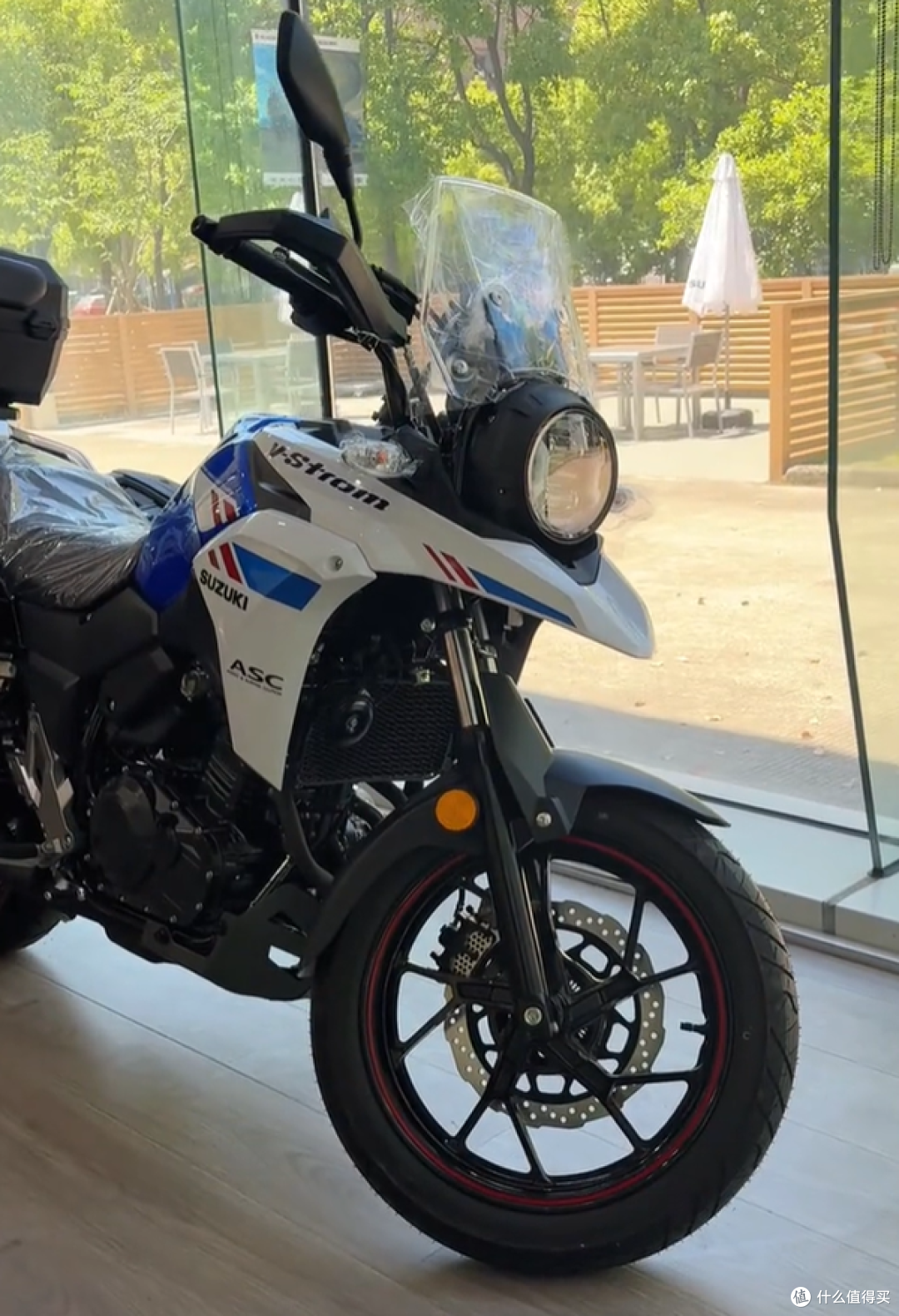 豪爵铃木DL250新款来了:灯亮了,离合轻了,颜值美了!