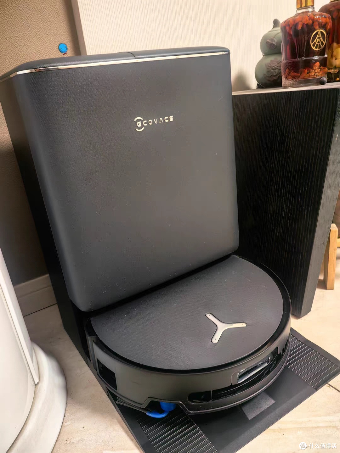 以前墙角积灰像月牙,现在科沃斯扫地机器人连踢脚线缝都能擦出光