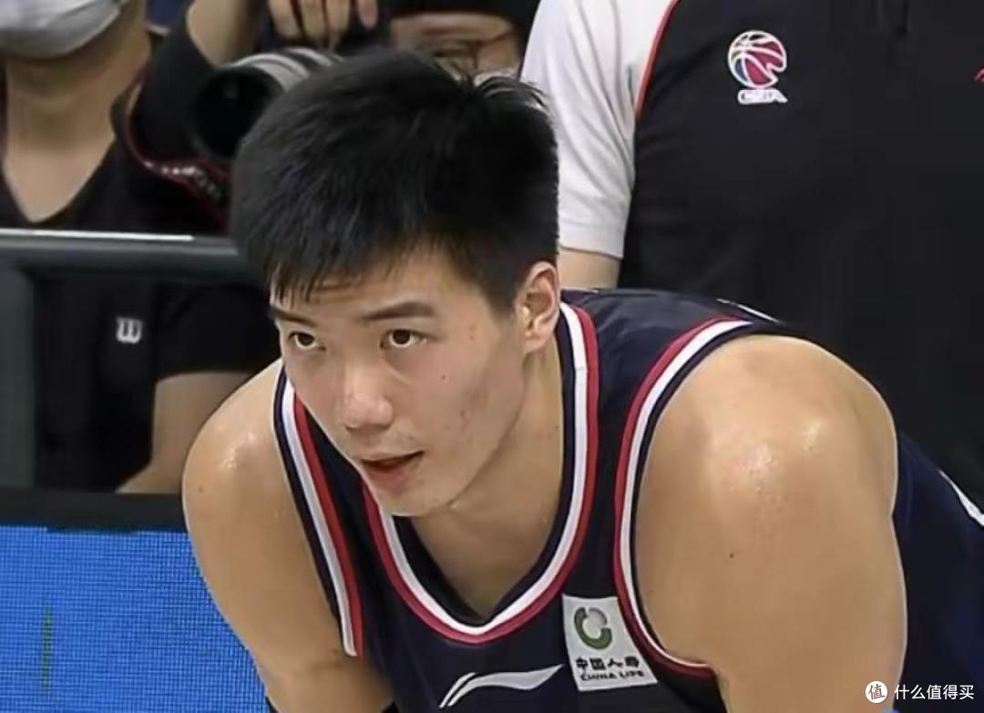 焦泊乔在男篮得分不错，但护框防守依旧不好，这也是杜锋想纠正的