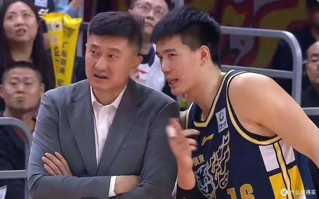 焦泊乔在男篮得分不错，但护框防守依旧不好，这也是杜锋想纠正的