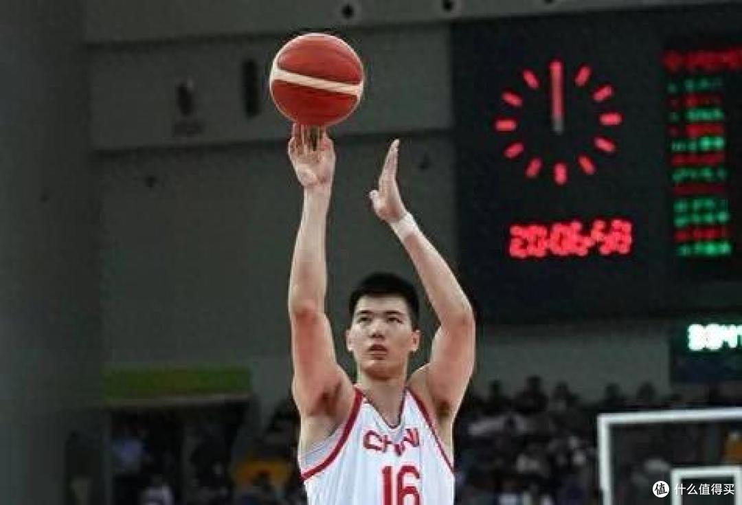 焦泊乔在男篮得分不错，但护框防守依旧不好，这也是杜锋想纠正的