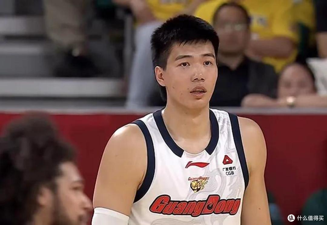 焦泊乔在男篮得分不错，但护框防守依旧不好，这也是杜锋想纠正的