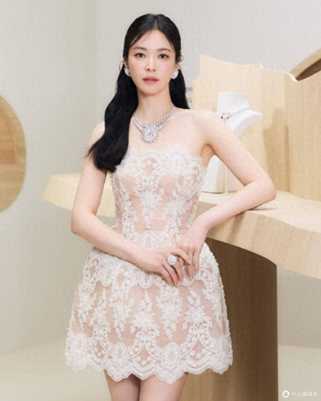 半扎发的宋慧乔看起来好年轻,一袭抹胸蕾丝短裙,颜值回春太美了