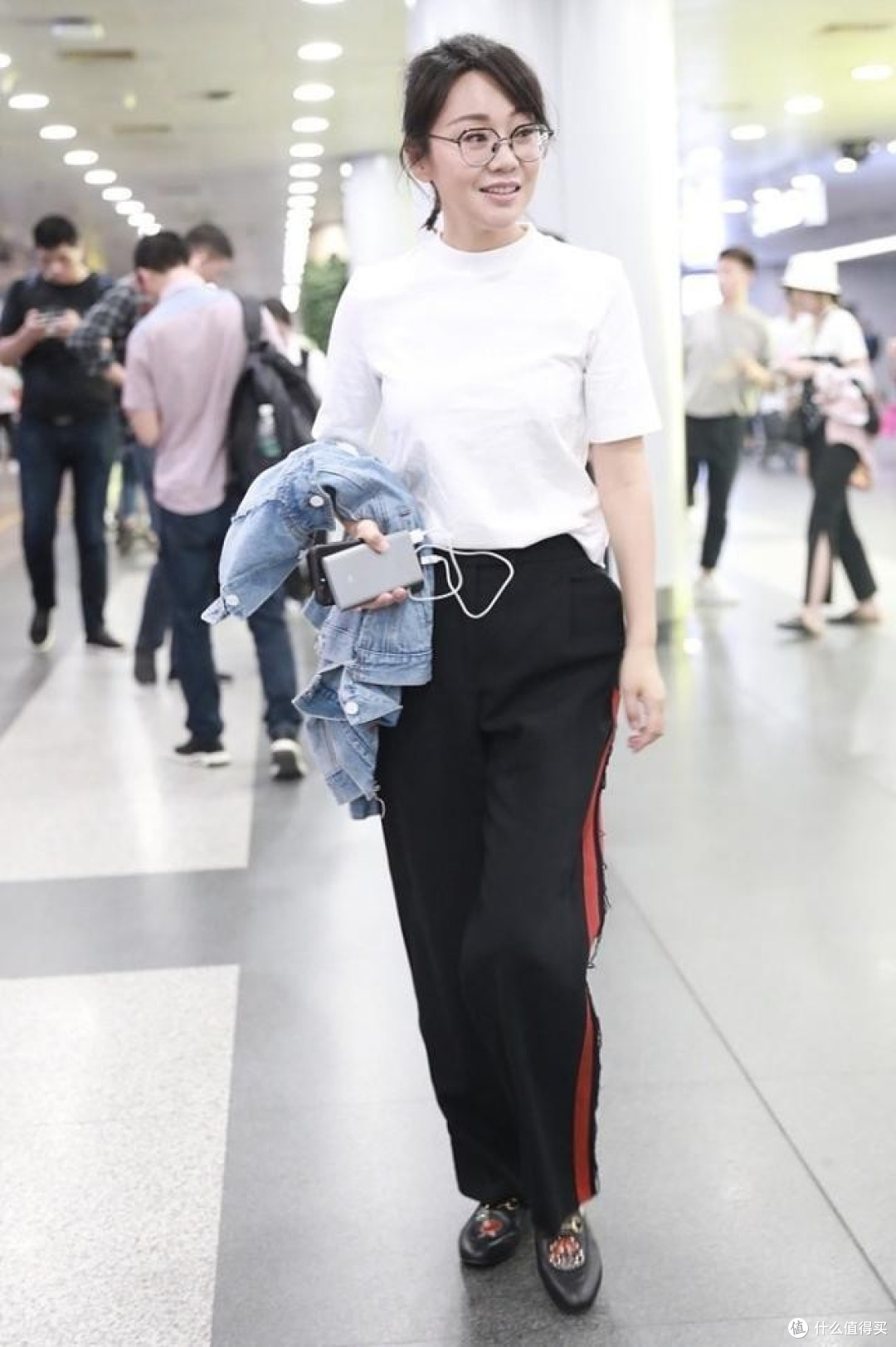 闫妮扎起马尾辫瞬间年轻20岁,穿白色T恤+运动裤,完全没有大妈味