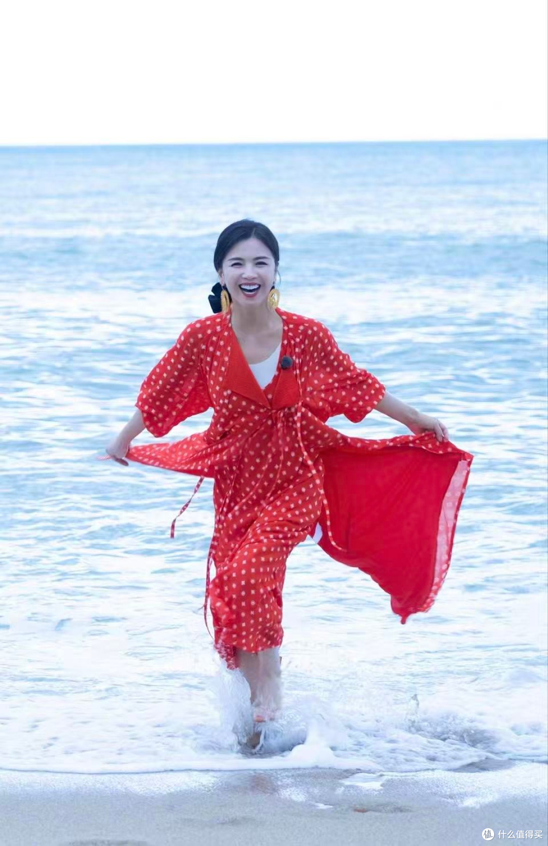 刘涛带火一种夏季新穿法:白衬衫+卡其短裤+宽檐帽,洋气又减龄!