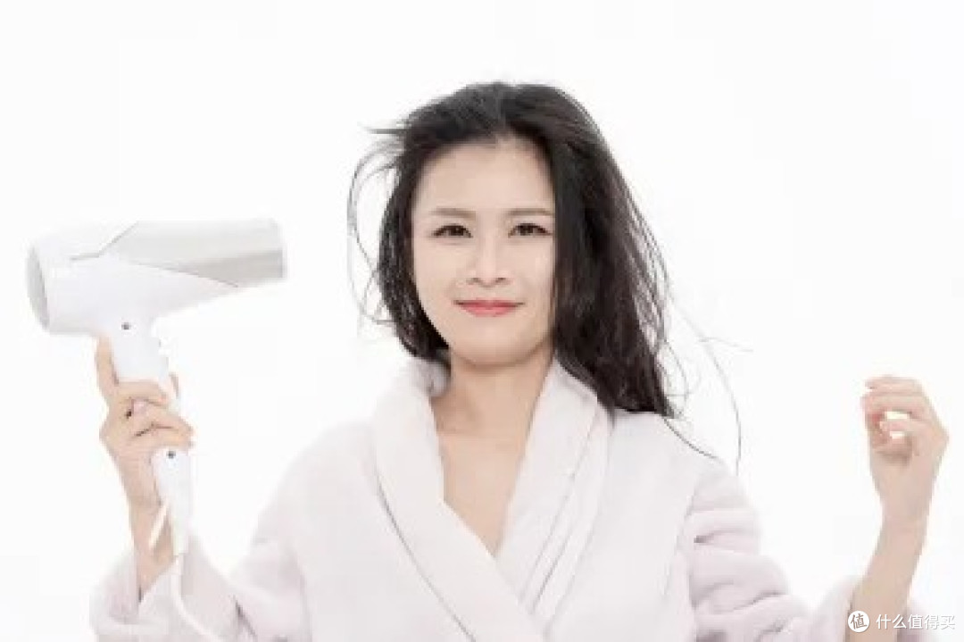 发尾分叉、头顶炸毛?“三明治洗头法”能让发丝反光?