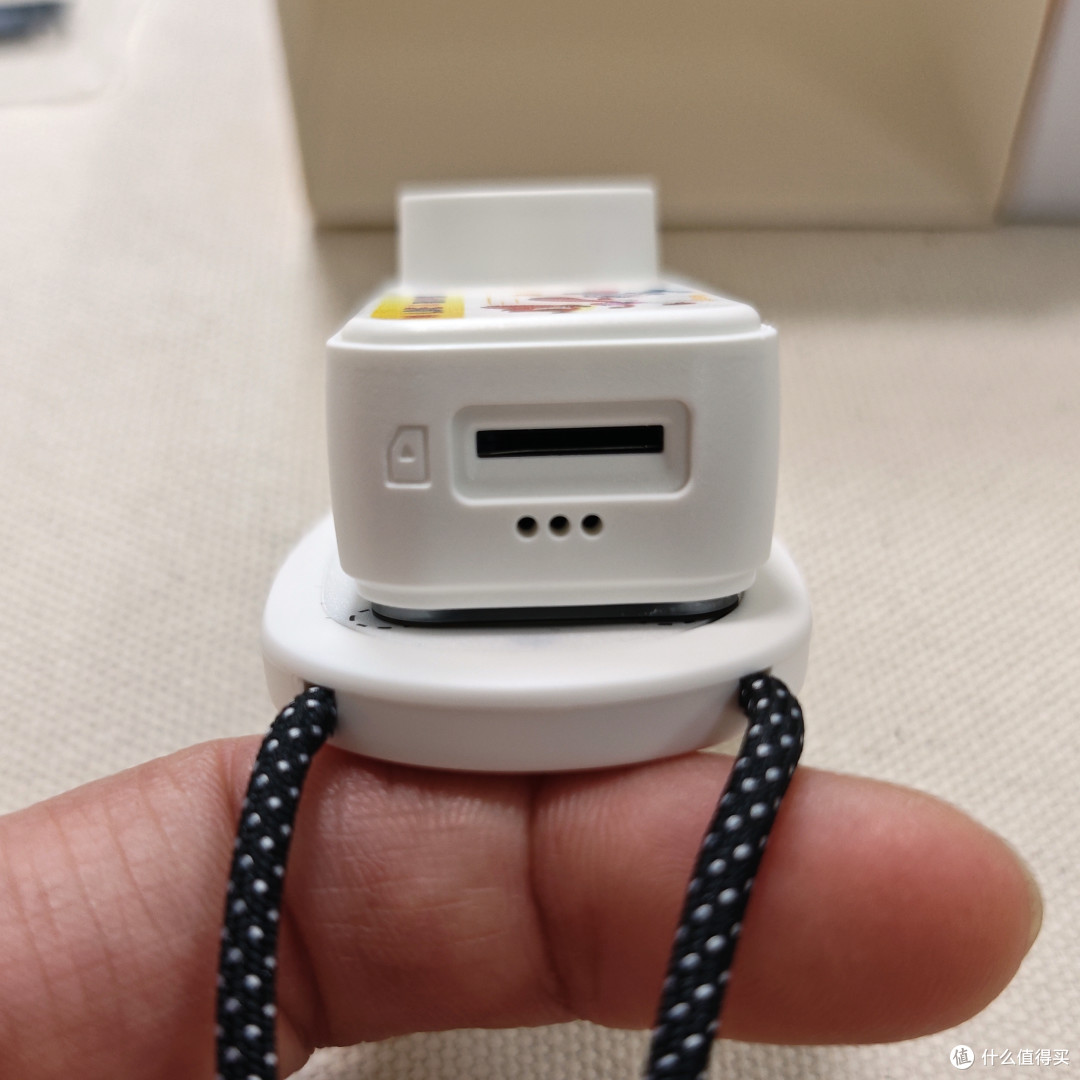 从第一视角有些偏右，导致拍摄画面也不是很垂直