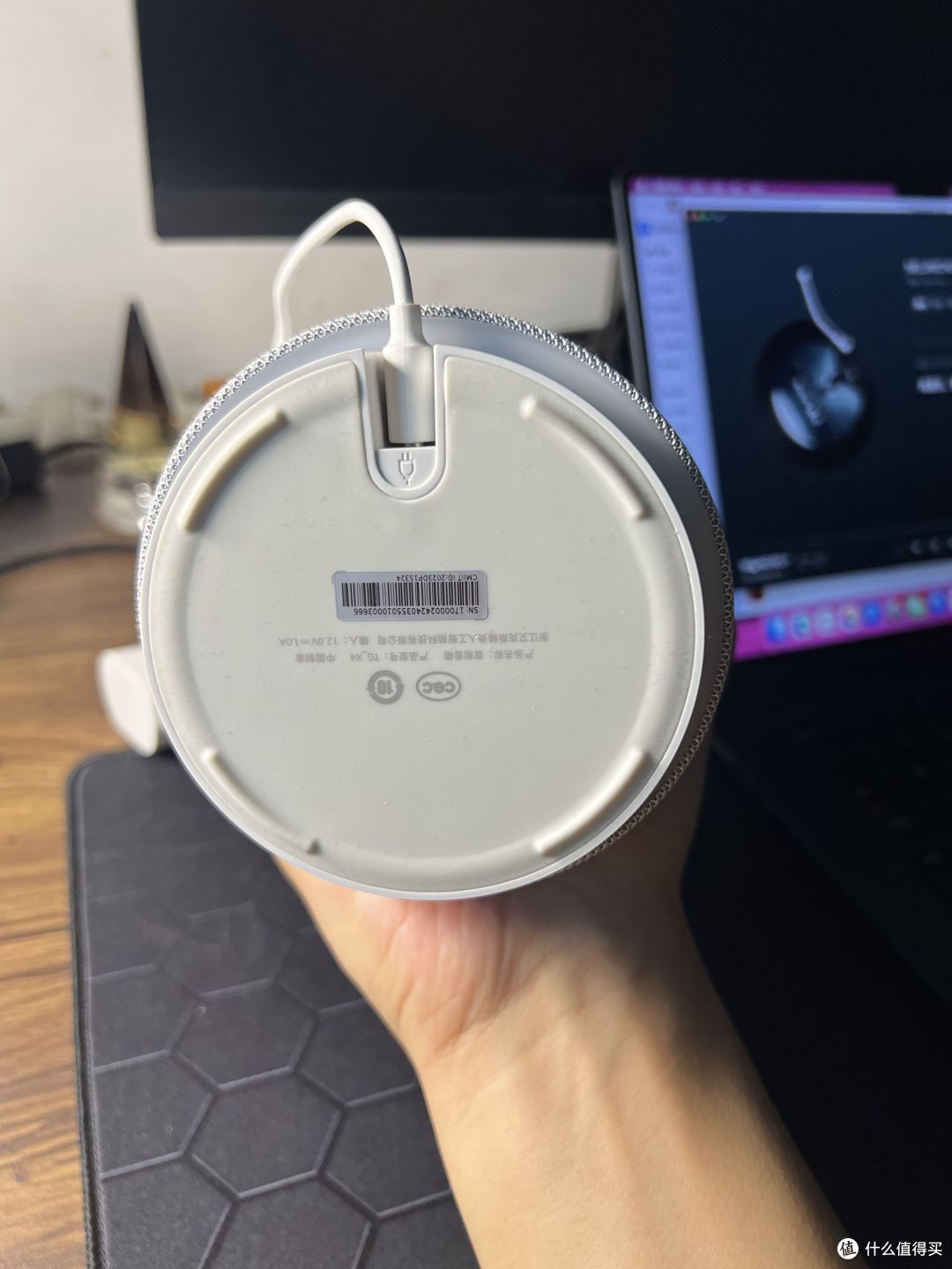 底部就能看到小心思了，不支持 3.5mm 音频接入