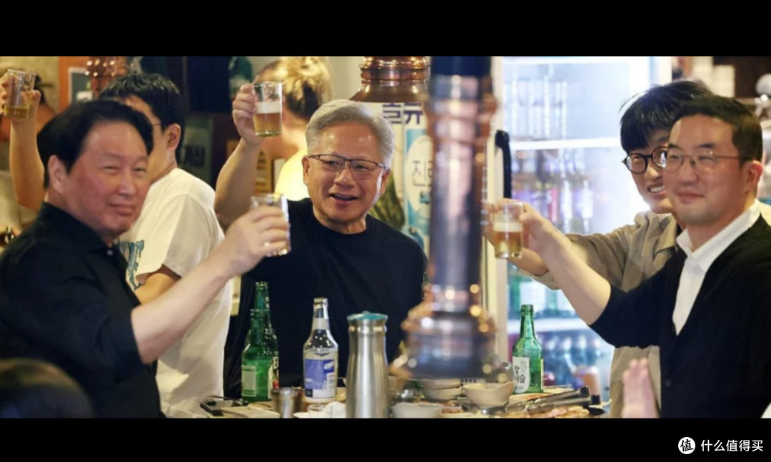 👀比娱乐圈还刺激!黄仁勋韩国被「全网追踪」,皮衣大佬的日常