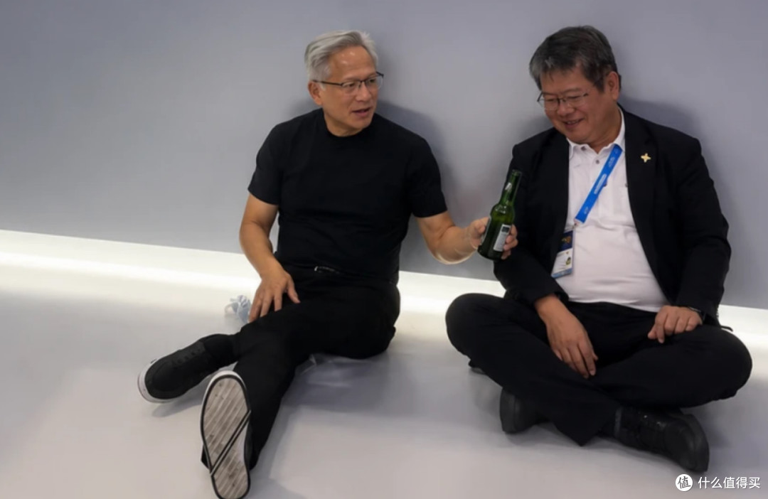 👀比娱乐圈还刺激!黄仁勋韩国被「全网追踪」,皮衣大佬的日常