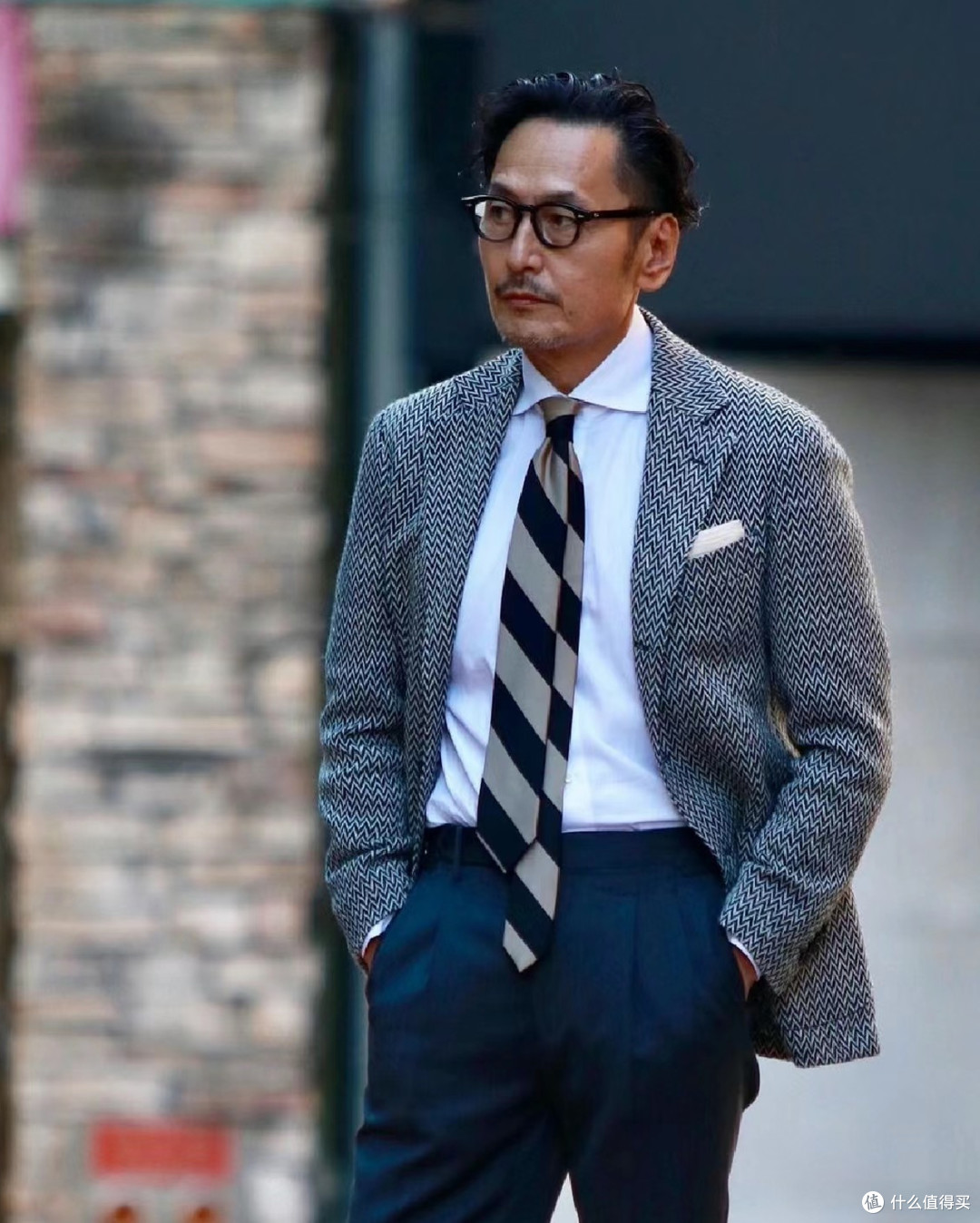 等到了中年学日本男人的打扮:衣不花、裤穿宽、发不乱,绅士有型