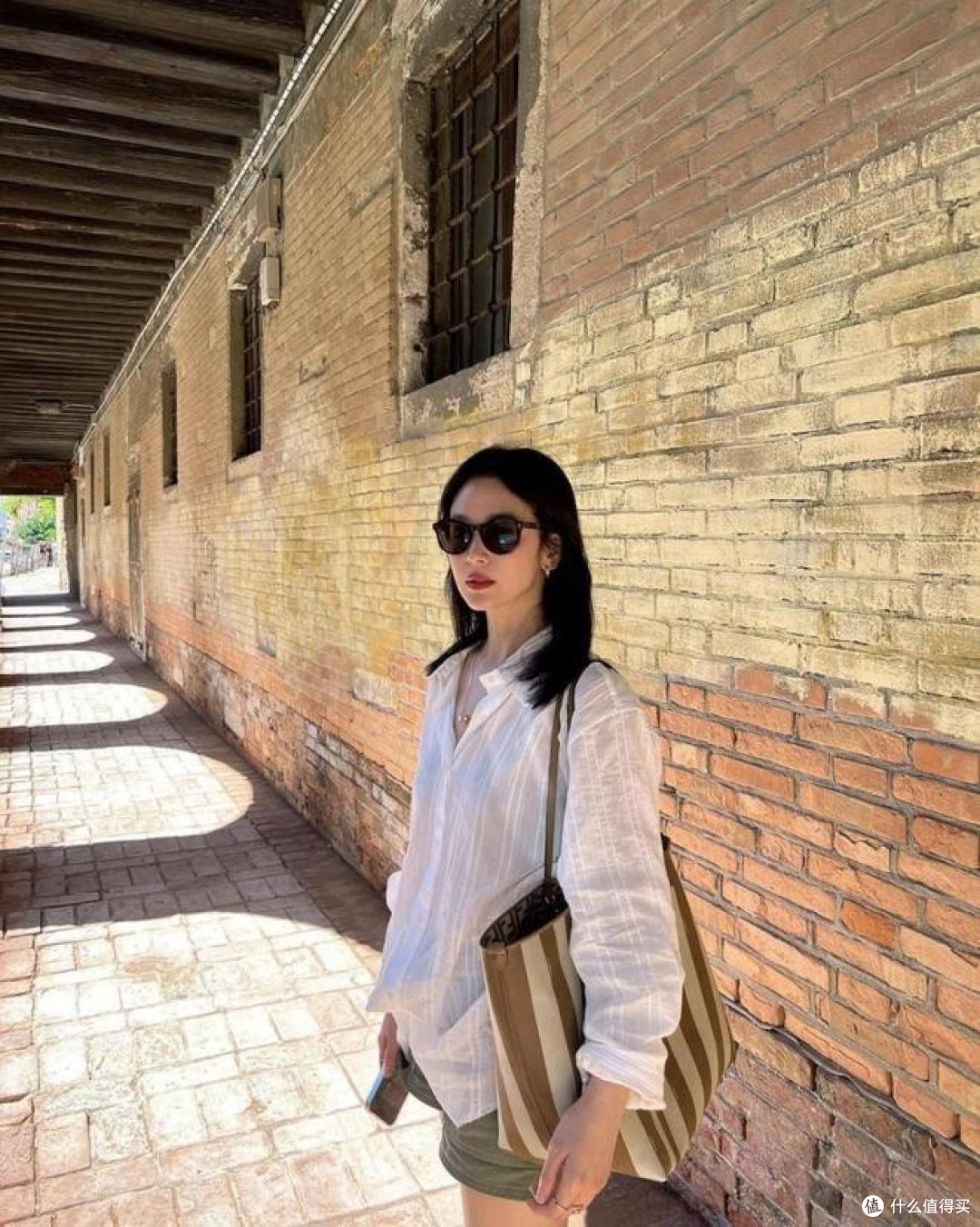 宋慧乔度假带火一种全新穿法:格纹吊带裙+草帽,真是时髦又洋气