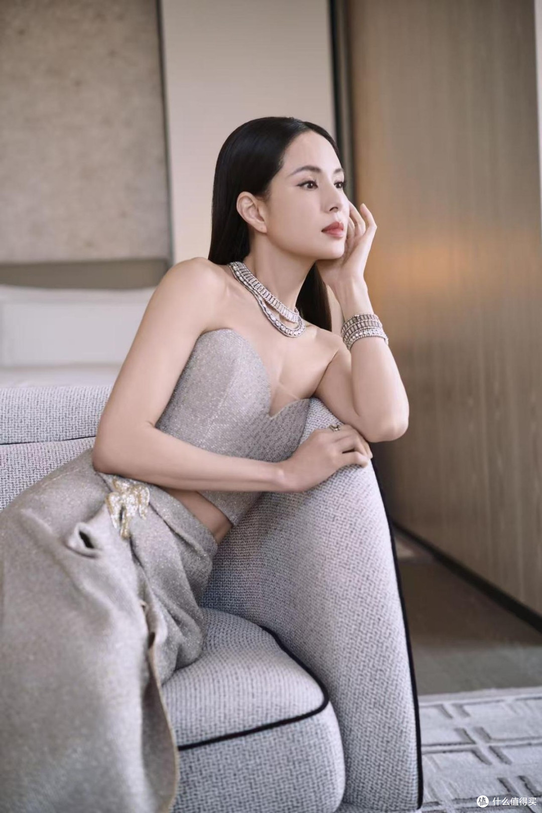 李若彤完全忽略了大婶的年龄,穿紧身抹胸秀傲人的身材,气质惊艳