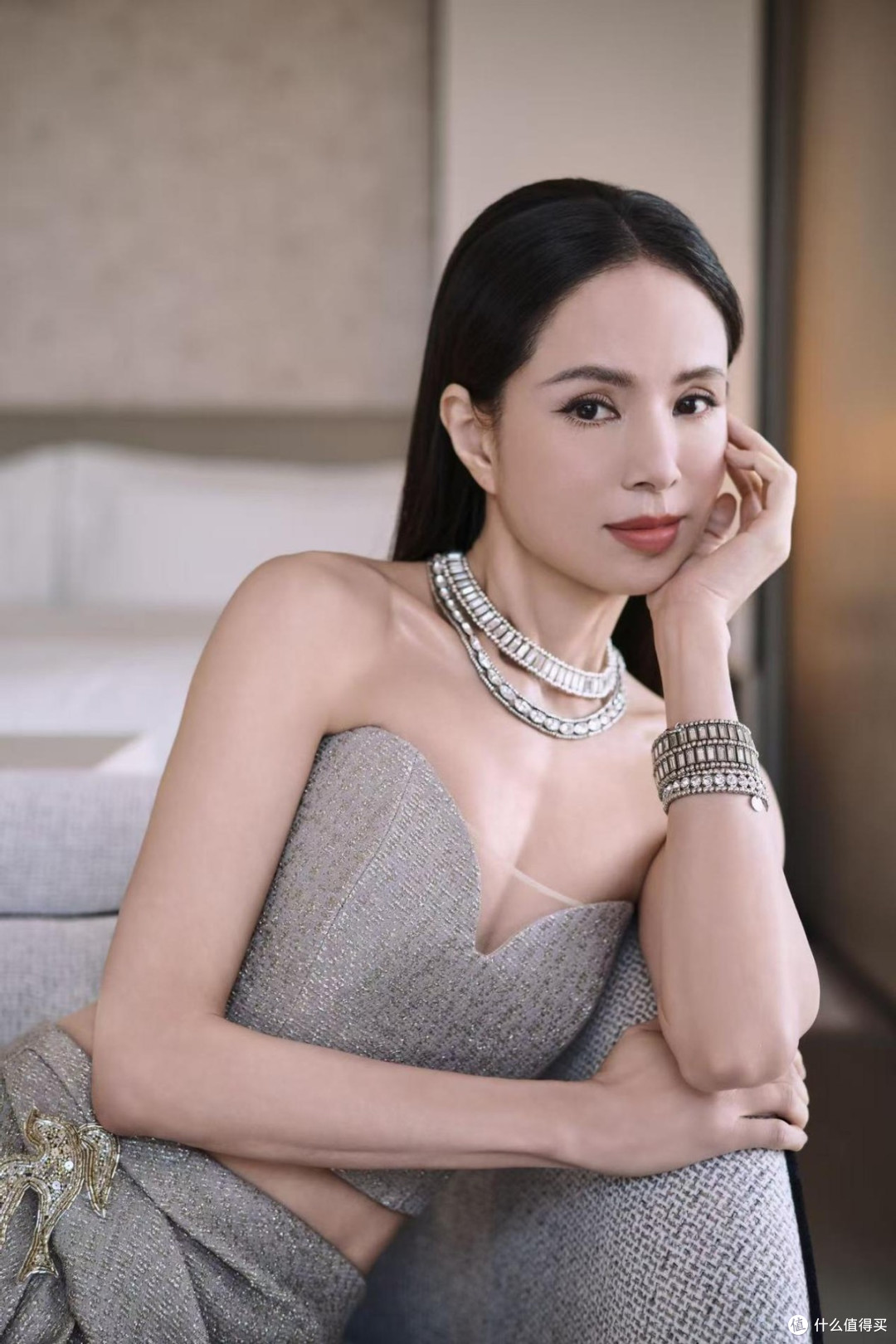 李若彤完全忽略了大婶的年龄,穿紧身抹胸秀傲人的身材,气质惊艳