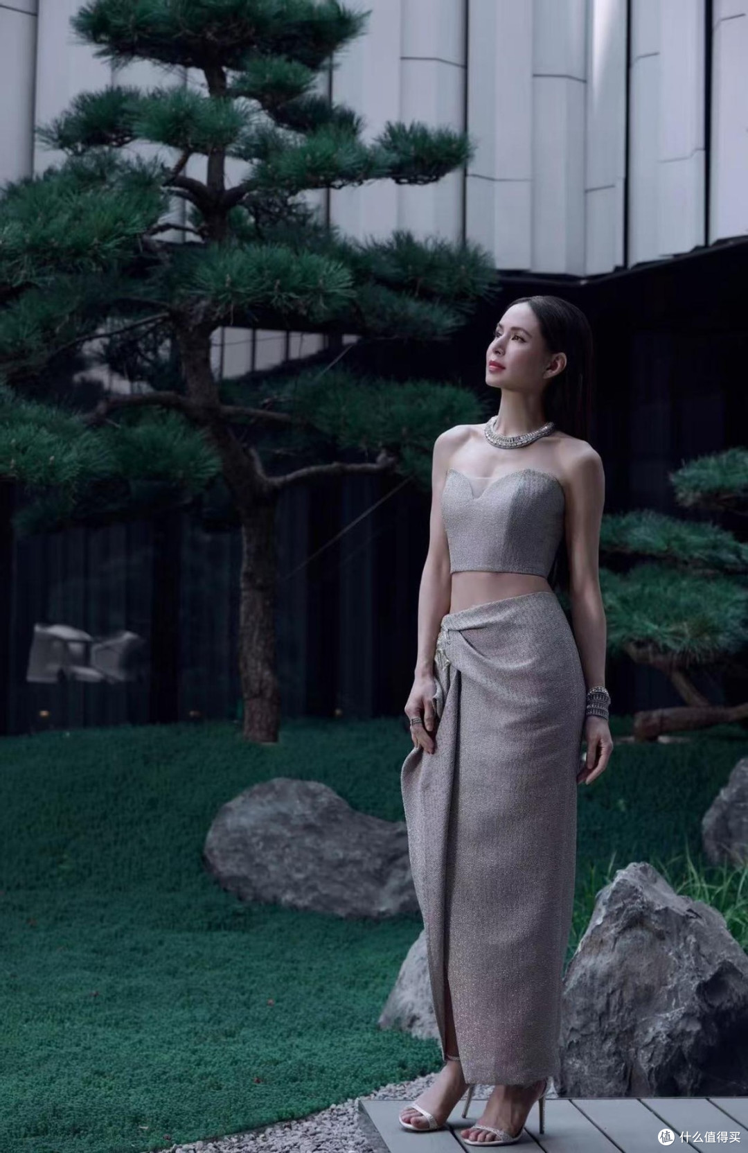 李若彤完全忽略了大婶的年龄,穿紧身抹胸秀傲人的身材,气质惊艳