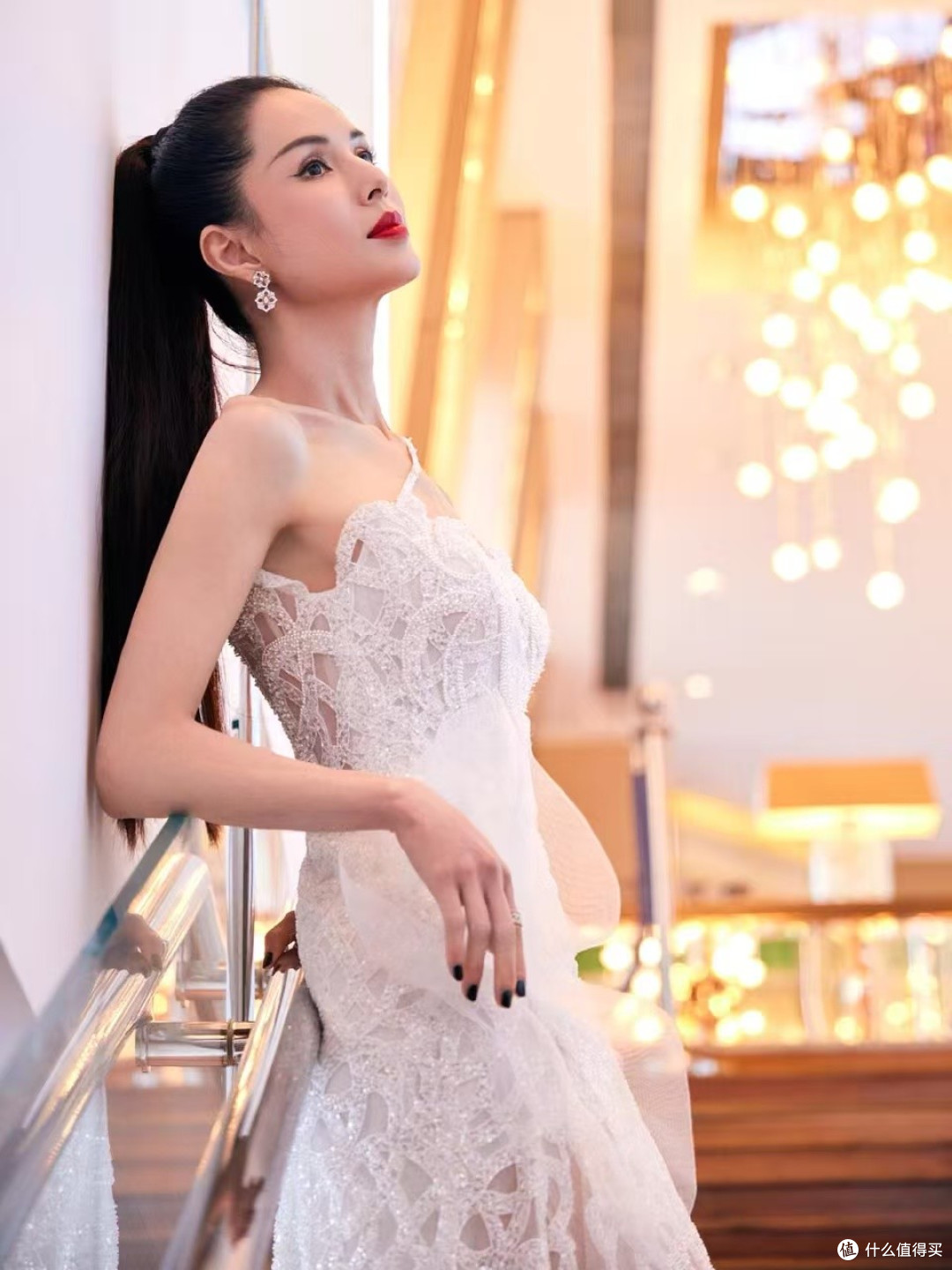 李若彤完全忽略了大婶的年龄,穿紧身抹胸秀傲人的身材,气质惊艳
