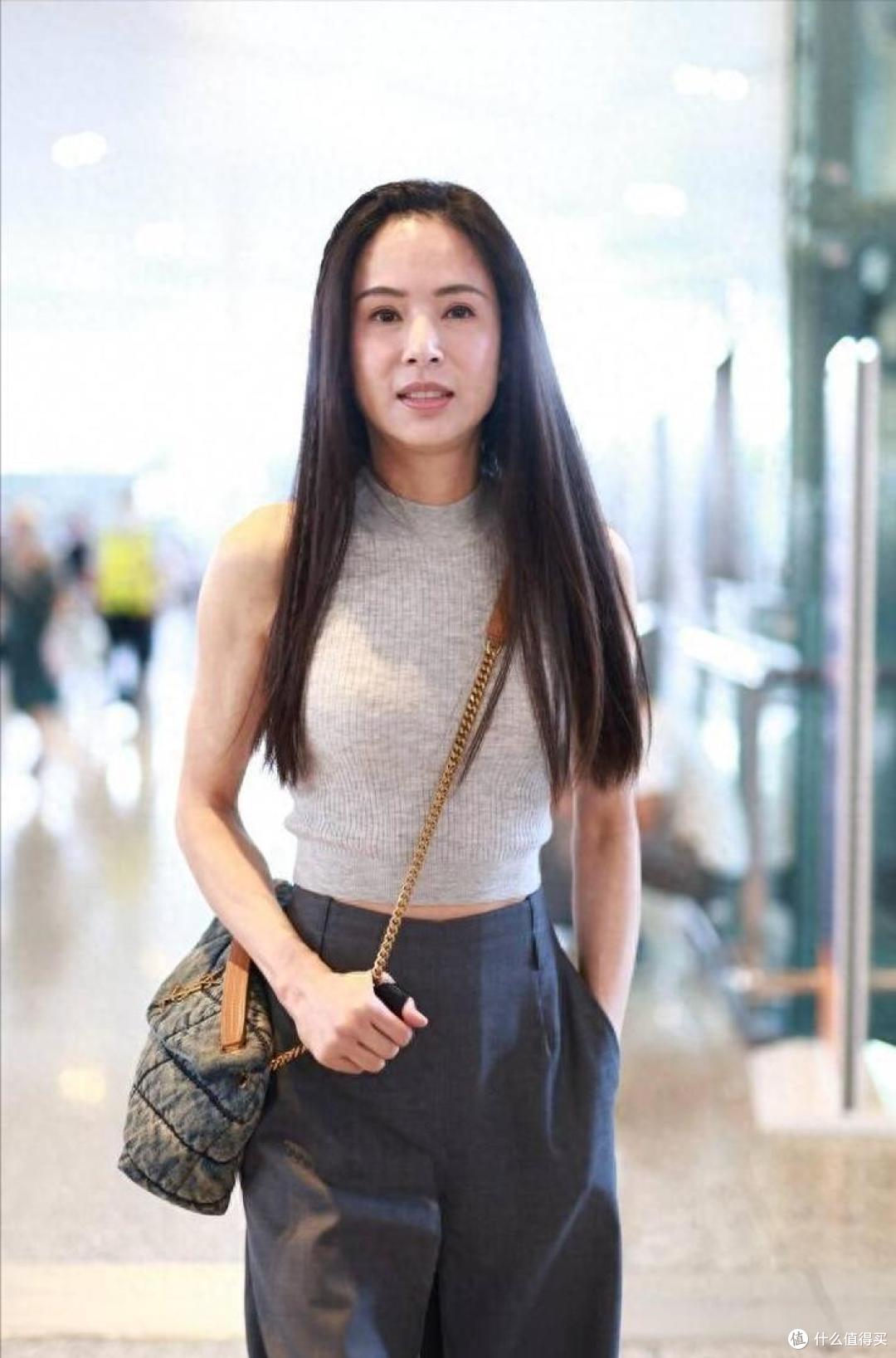 李若彤完全忽略了大婶的年龄,穿紧身抹胸秀傲人的身材,气质惊艳