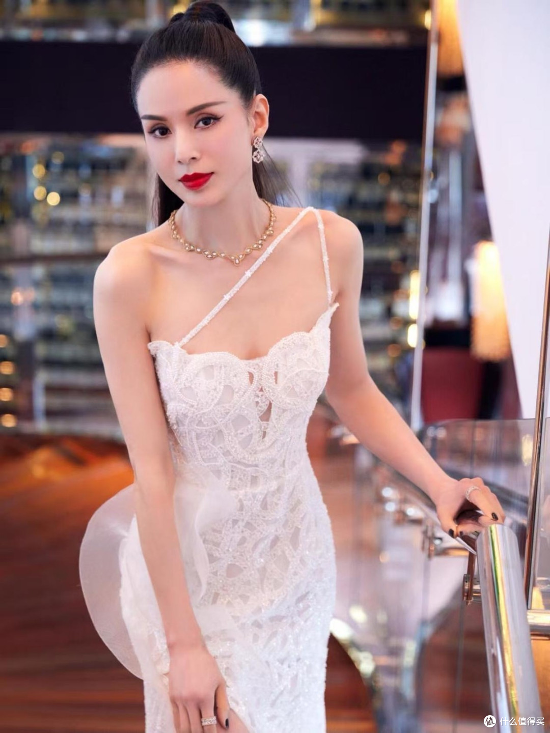 李若彤完全忽略了大婶的年龄,穿紧身抹胸秀傲人的身材,气质惊艳
