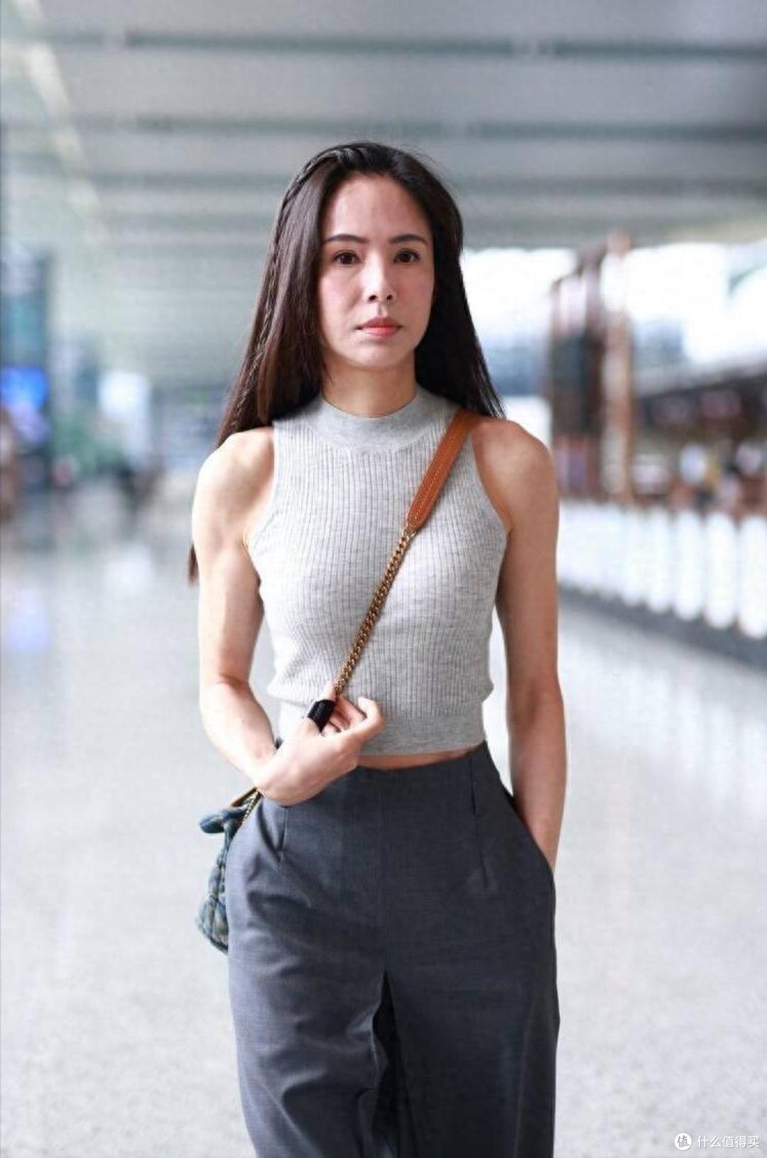 李若彤完全忽略了大婶的年龄,穿紧身抹胸秀傲人的身材,气质惊艳