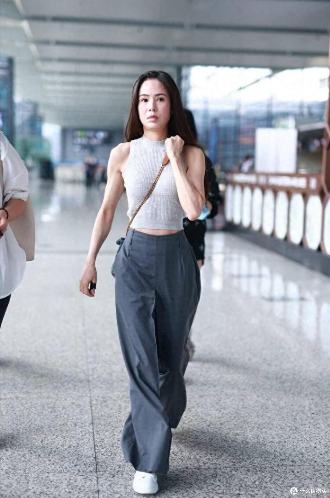 李若彤完全忽略了大婶的年龄,穿紧身抹胸秀傲人的身材,气质惊艳