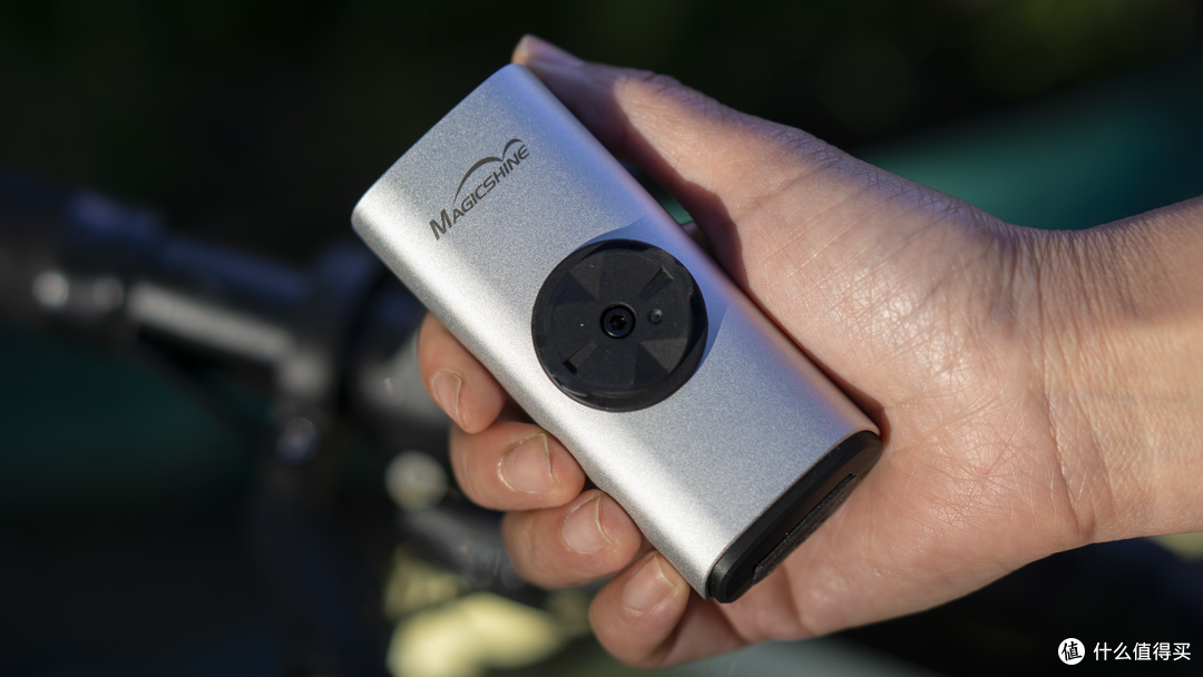 性价比拉满,夏天夜骑首选车灯,迈极炫RC1000!