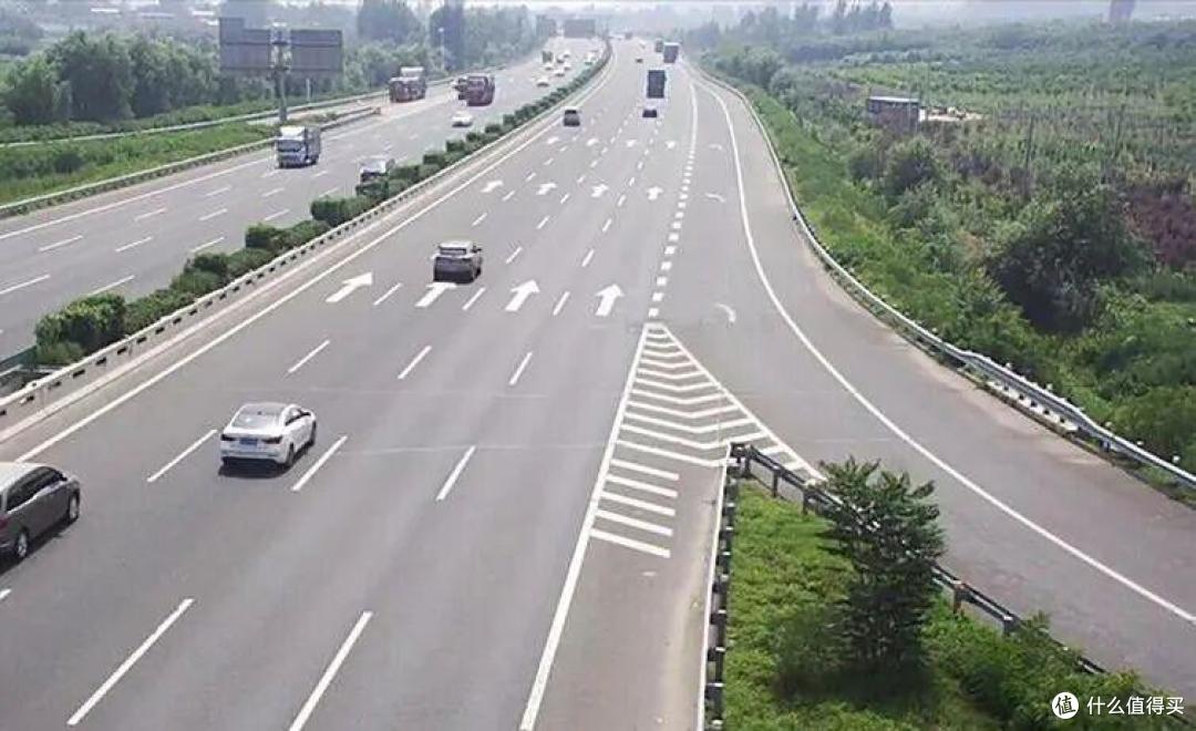 日常走高速时,从匝道汇入主路之前,车子的速度跑多少最合适?