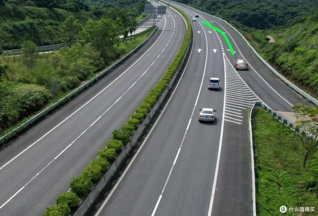 日常走高速时,从匝道汇入主路之前,车子的速度跑多少最合适?