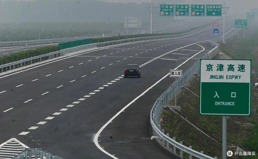 日常走高速时,从匝道汇入主路之前,车子的速度跑多少最合适?