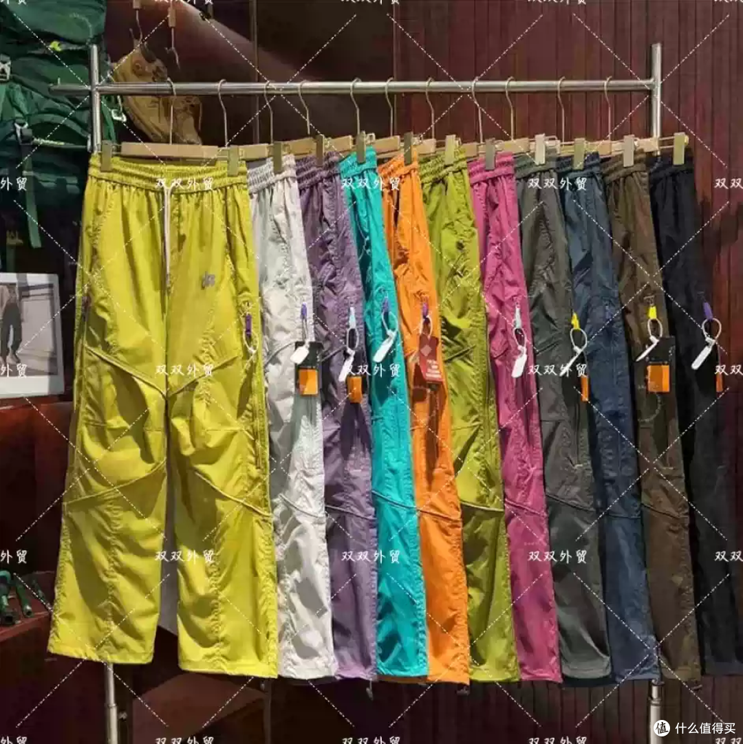 多巴胺色冲锋裤,户外穿搭直接赢麻了!