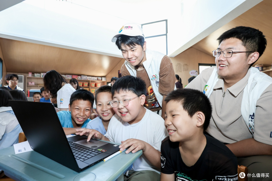 华硕e创志愿者行动走进石家庄赞皇县，为孩子们送上六一科技礼