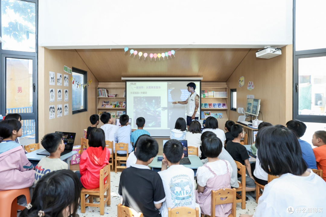 华硕e创志愿者行动走进石家庄赞皇县，为孩子们送上六一科技礼