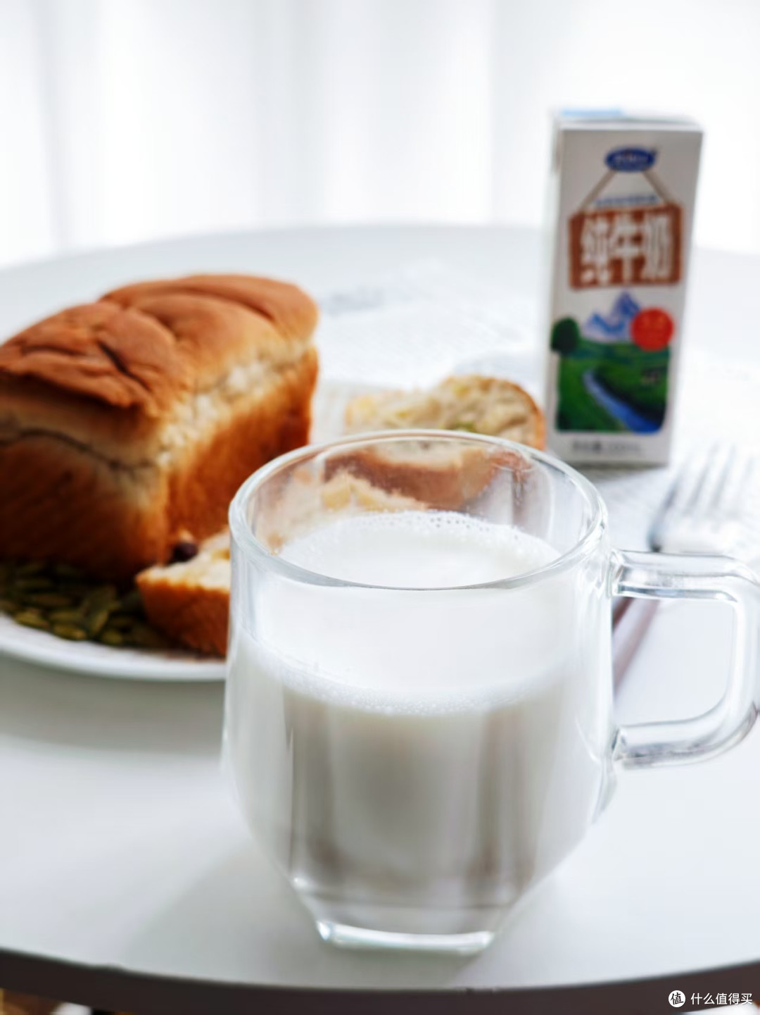 周末慵懒早餐时光,6 元解锁惬意单人食:果子面包+牛奶+南瓜子仁