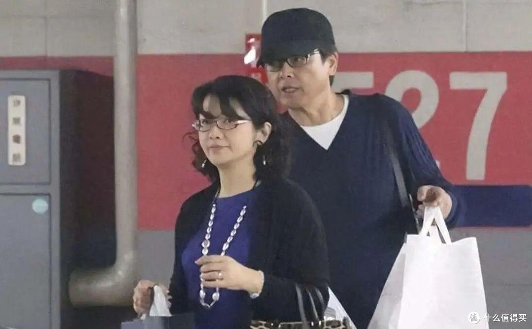 山口百惠亲自示范：裙子不配运动鞋、发不过肩，年过60没有大妈感