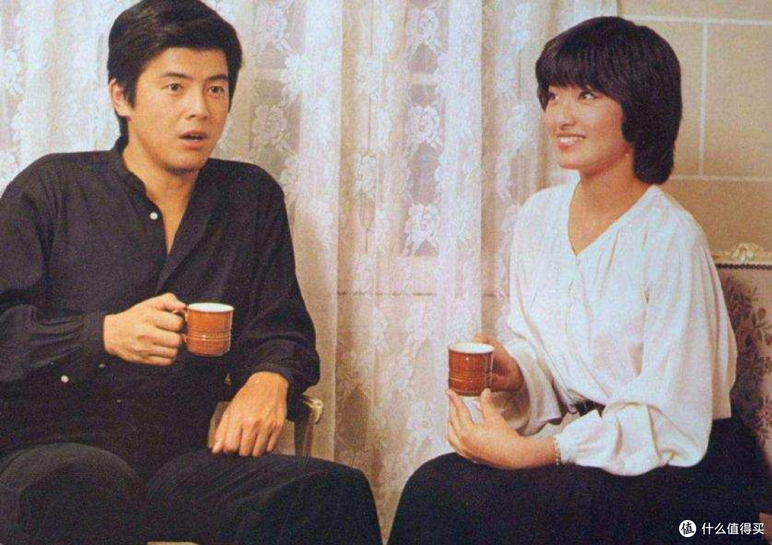 山口百惠亲自示范：裙子不配运动鞋、发不过肩，年过60没有大妈感