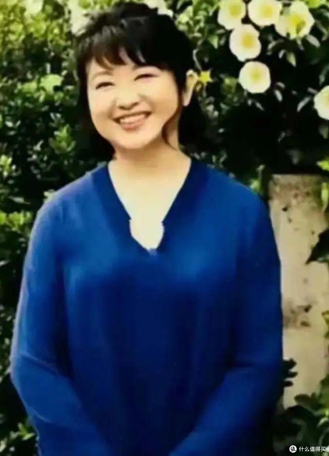 山口百惠亲自示范：裙子不配运动鞋、发不过肩，年过60没有大妈感