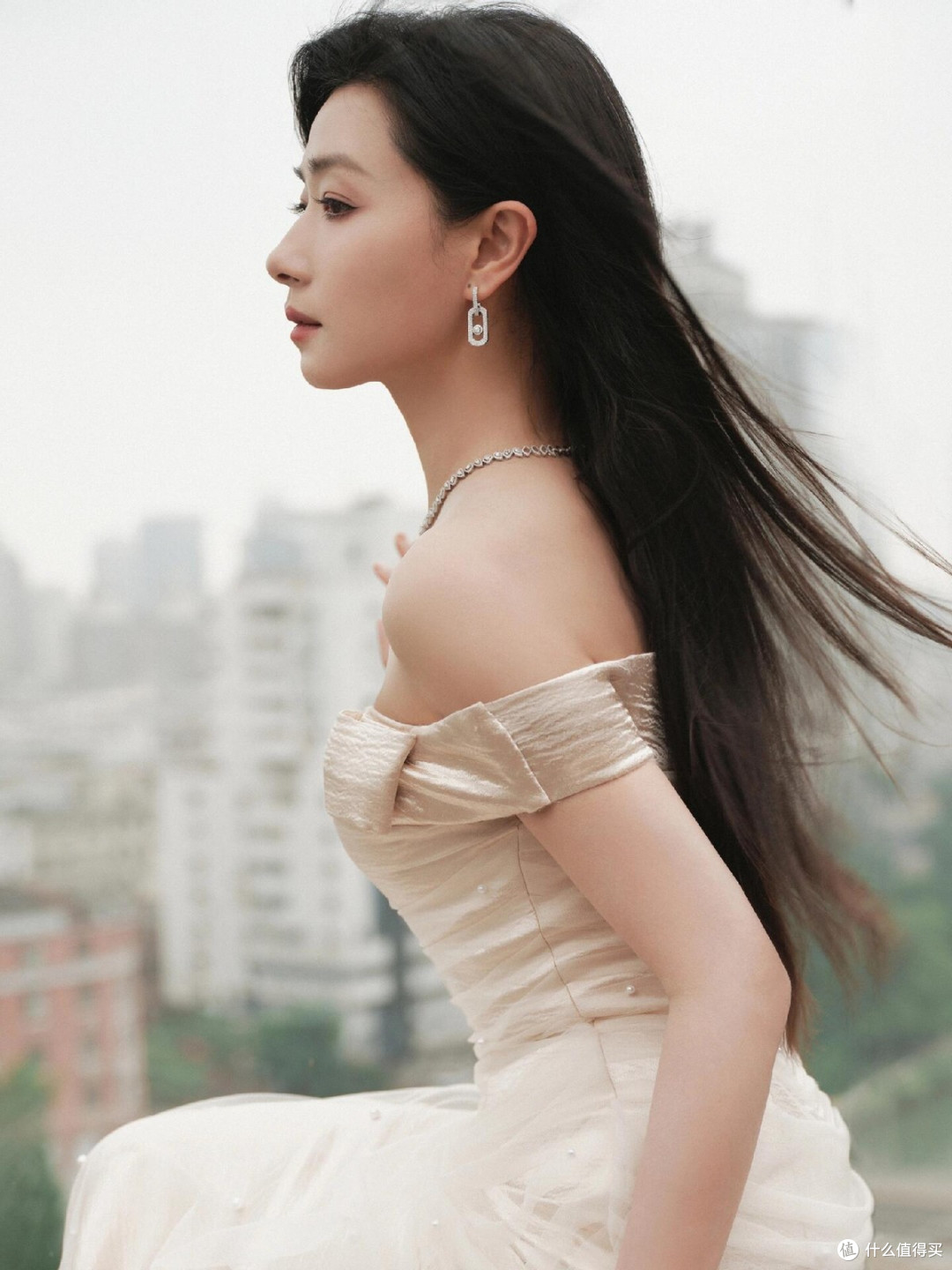 万茜留回长发后,好像换了个人!穿抹胸裙好惊艳,美到差点认不出