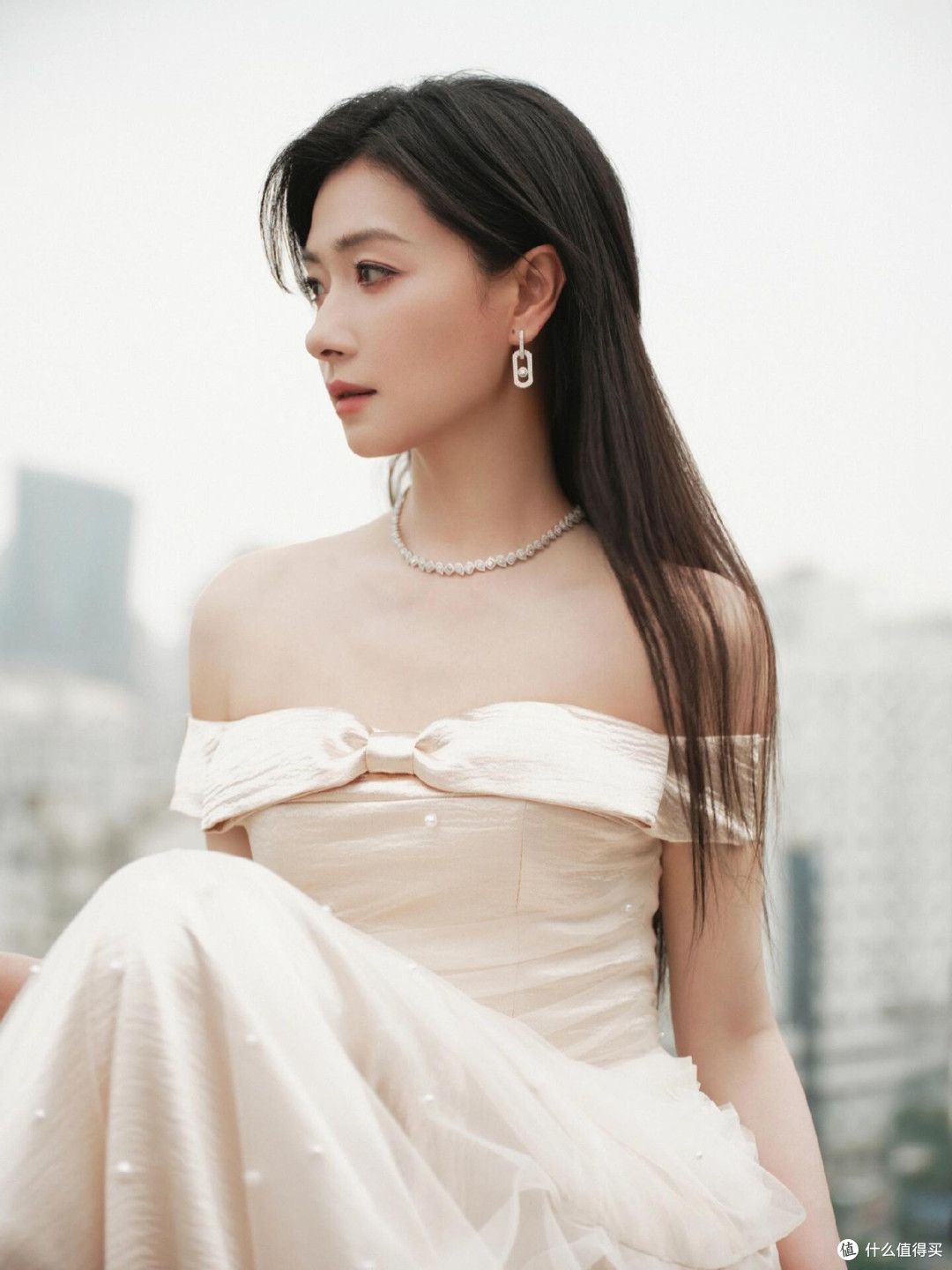 万茜留回长发后,好像换了个人!穿抹胸裙好惊艳,美到差点认不出